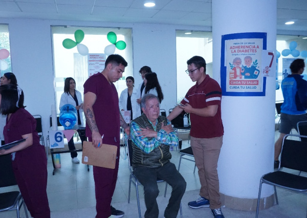 Campus León de la UG brinda atención y asesoría a personas de la tercera edad  