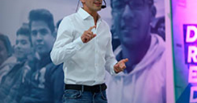 El clavadista olímpico Rommel Pacheco celebra el “Día DE” con estudiantes UG