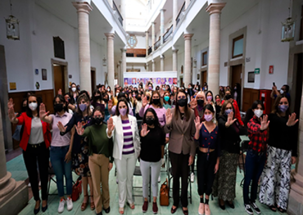 Homenajean a mujeres universitarias con muestra gráfica en la UG