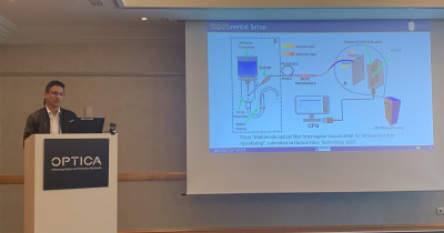Alumno UG presenta en Alemania un sensor de flujo de fibra óptica para controlar el flujo por goteo