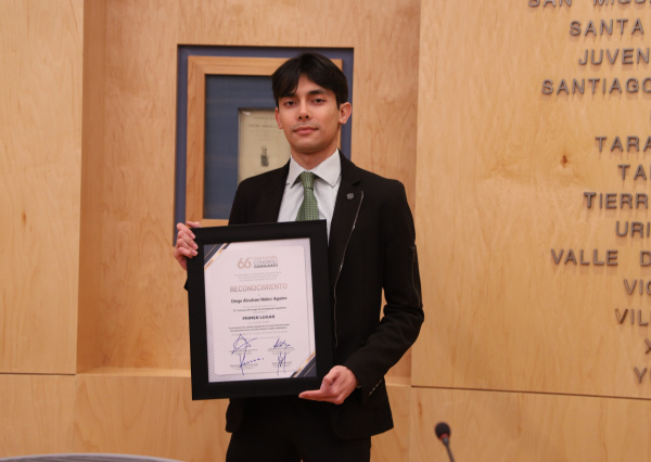 Premian a estudiante UG en el 12° Concurso de Ensayo de Investigación Legislativa
