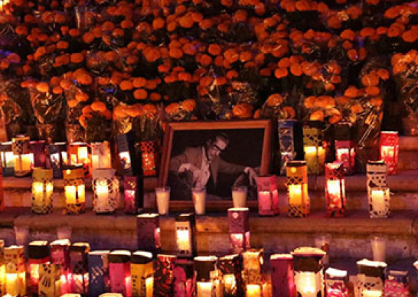 UG vive tradiciones mexicanas a través de la Ofrenda Monumental 