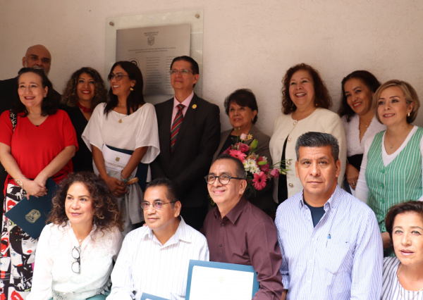 Develan placa conmemorativa de la primera generación de la Licenciatura en Diseño Gráfico UG