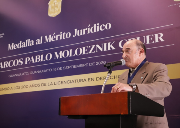 UG entrega la Medalla al Mérito Jurídico al Dr. Marcos Pablo Moloeznik Gruer