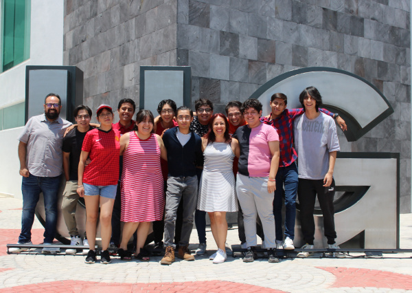 Jóvenes forman el grupo Softronics para promover la robótica con fines educativos