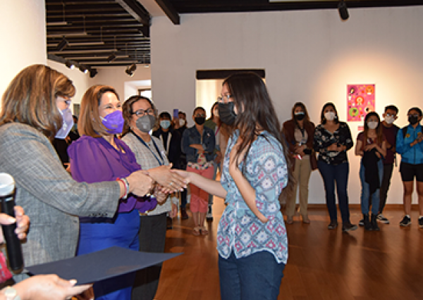 La muestra “Deconstruir el espacio para hacerlo seguro: el arte nos libera” amalgama propuestas creativas de alumnas UG