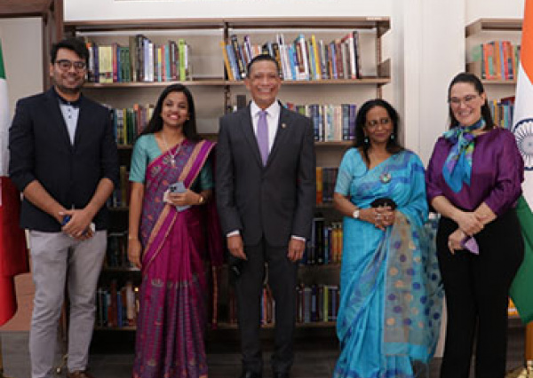 Inauguran el “Rincón del Conocimiento de la India” en biblioteca de la UG