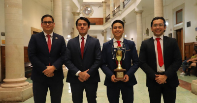 Estudiantes de Derecho UG se llevan el ‘Campeón de campeones’ en competencia nacional de litigación oral 