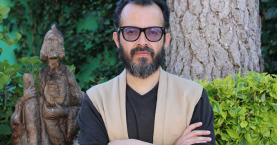 Escritor UG recibe dos premios nacionales por creación de poesía y ensayo