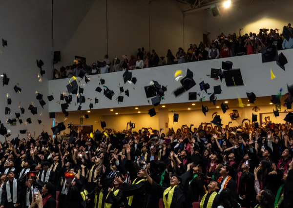 Egresan 4 mil 669 estudiantes del Nivel Medio Superior de la UG