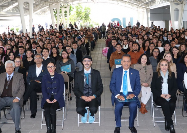 Se comprometen 160 egresadas y egresados del Campus Celaya