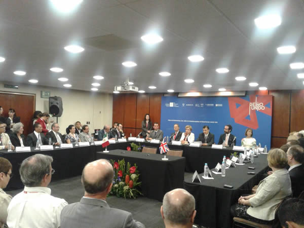 ug-firma-convenio-la-catedra-itinerante