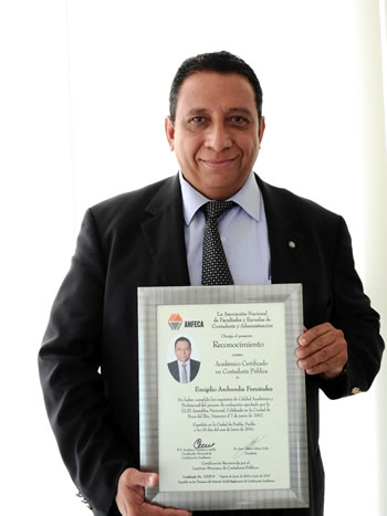 profesor-ug-recibe-certificacion-en-contaduria-ugto