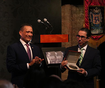 ug-rinde-homenaje-personajes-fundamentales-de-su-historia-trueba-olivares-