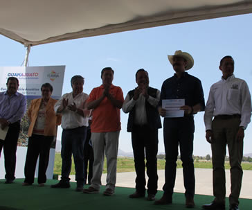 ug-colabora-en-proyecto-para-controlar-lirio-acuatico-en-laguna-de-yuriria-ugto-