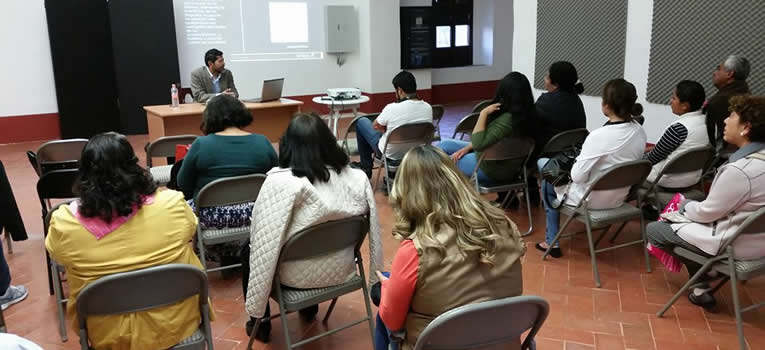 catedratico-de-la-ug-charla-en-la-sede-san-miguel