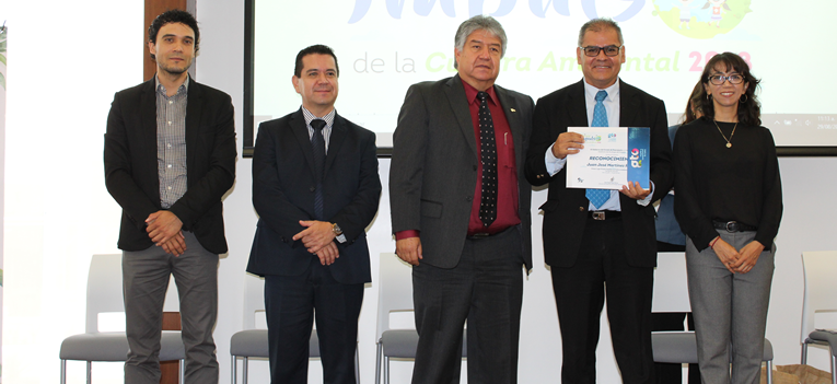 premian-a-profesor-ug-por-su-labor-a-favor-del-ambiente-ugto