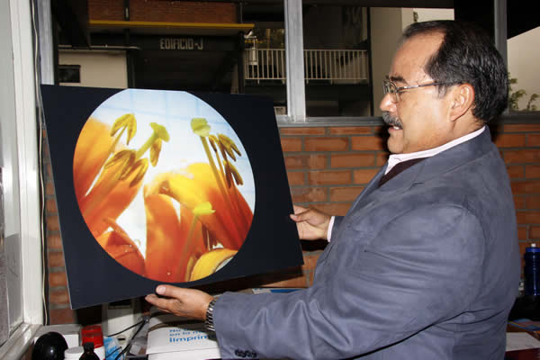 profesores-y-estudiantes-exhiben-mundo-a-traves-de-microscopio